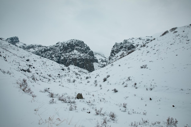 Schöne schneebedeckte Felsenberge