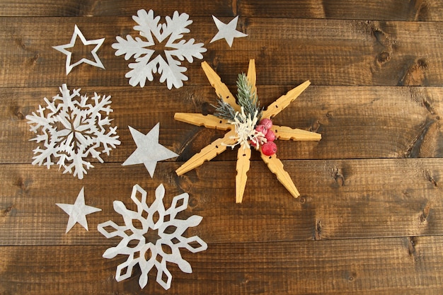 Schöne Schneeflocken auf Holzuntergrund