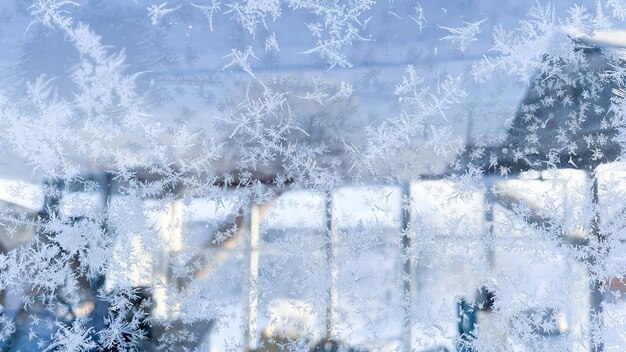 Schöne Schneeflocken des gefrorenen Fensters auf dem Fenster