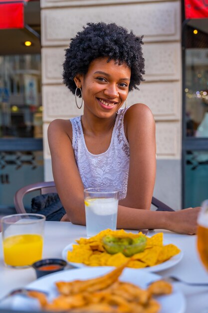 Schöne, schöne afrikanische Frau in einem Fast-Food-Restaurant