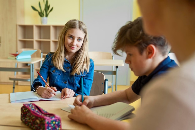 Schöne Schulmädchen lächeln in der Klasse