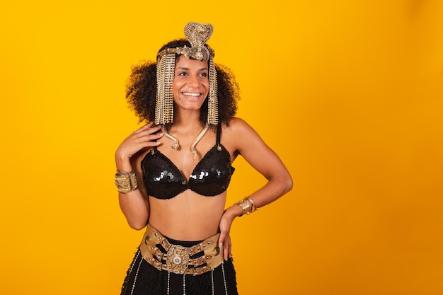 Schöne schwarze Brasilianerin in Kleopatra-Karnevalskleidung, die für ein Foto posiert