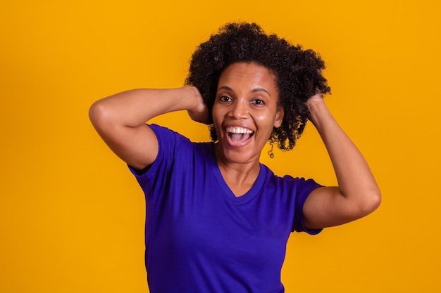 Schöne schwarze Frau mit einer Afro-Frisur Schwarze Frau, die ihr Blackpower-Haar vorführt