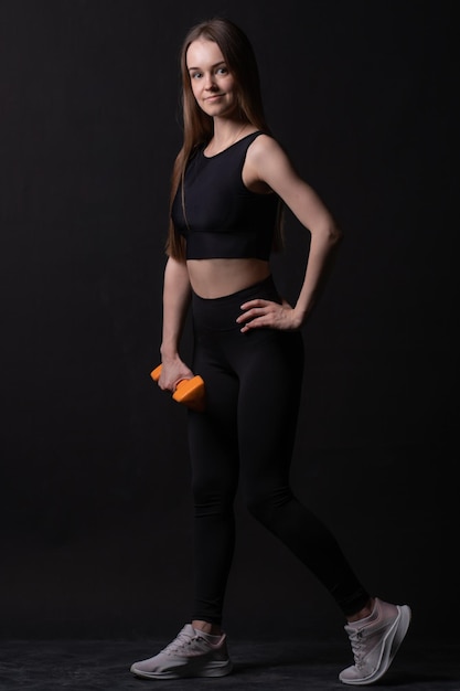 Schöne schwarze Hanteln Maiden orange a auf Hintergrund mit orangefarbenem zwei Fitnessstudio für Formkörper