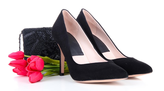 Schöne schwarze weibliche Schuhtasche und Blumen getrennt auf Weiß