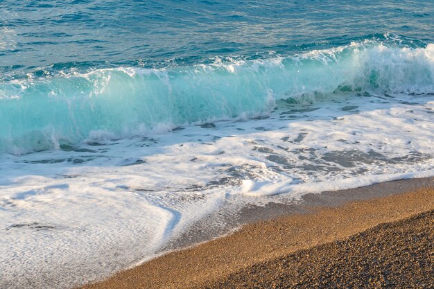 Schöne Sea Splashing Wave am Strand. Seelandschaft. Natur.