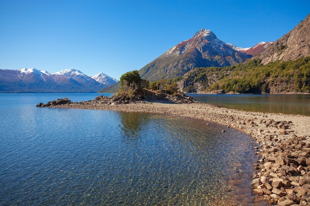 Schöne See- und Berglandschaft im Nahuel-Huapi-Nationalpark, in der Nähe von Bariloche, Region Patagonien in Argentinien.