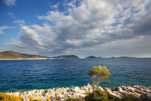 Schöne Seeküste in der Türkei. Erstaunliche Naturlandschaften entlang des lykischen Wanderwegs.