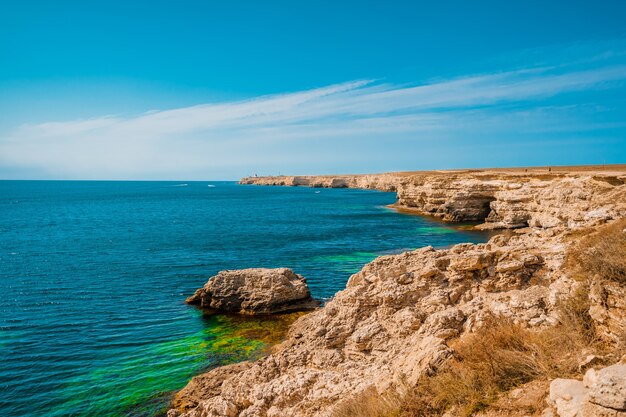 Schöne Seeküste mit türkisfarbenem Wasser und Felsen. Sommerseelandschaft, berühmtes Reiseziel