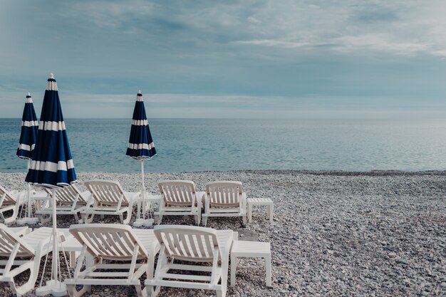 schöne seelandschaft mit Liegestühlen und Sonnenschirmen. Viele Muscheln. Schöner sonniger Sommertag