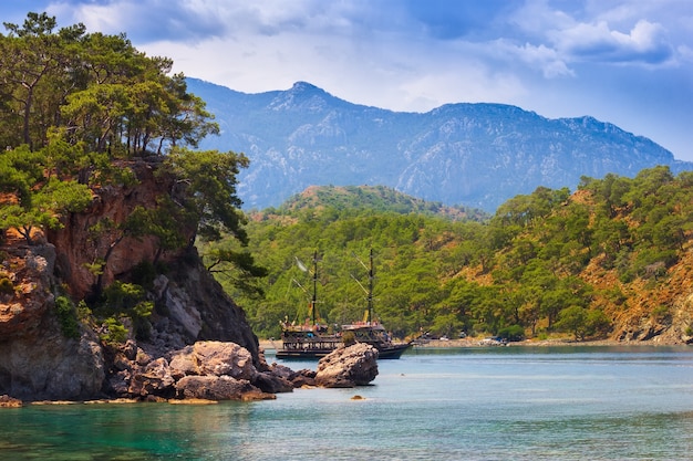 Schöne Seelandschaft. Sommertag in einer Bucht mit Bergen und einem Schiff. Truthahn. Antalya.