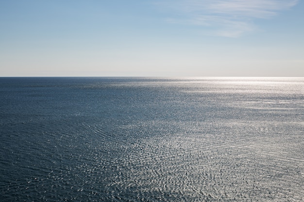 Schöne Seelandschaft und blauer Himmel