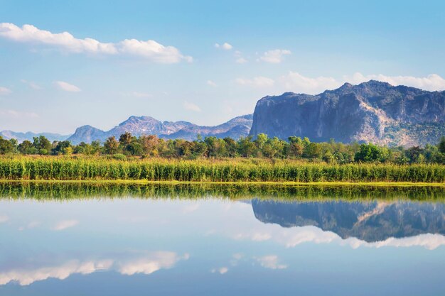 schöne Seen und Berge Naturtourismus-Ecke