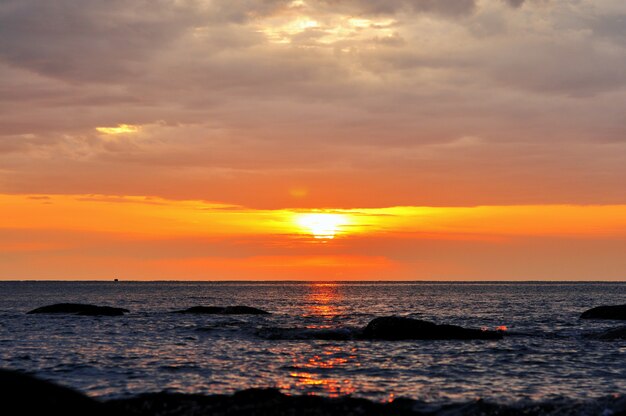 Schöne Seestrandküste morgens mit Sonnenaufgang
