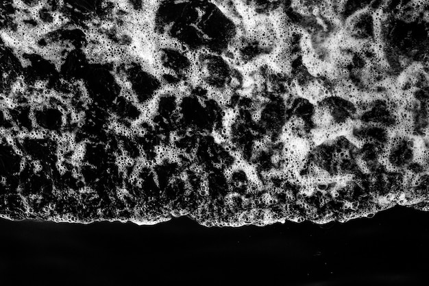 Schöne Seewelle mit dem Wasserspray und Schaum, fotografiert von Bord einer Segeljacht.