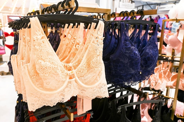 Schöne sexy Dessous aus Spitze im Regal im Kaufhaus Frau modische Accessoires Shopping Lifestyle-Konzept