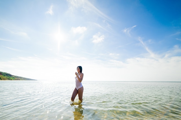 Schöne sexy Frau badet im Meer.