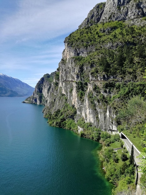 Schöne Sicht auf das Meer von den Bergen gegen den Himmel