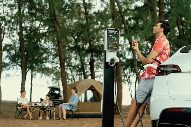 Foto schöne sitz auf dem kofferraum ev-auto mit ev-ladestation perpetual