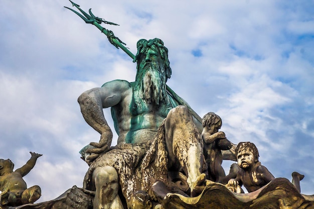 Schöne Skulptur des Stadtbrunnens Neptun in Berlin.