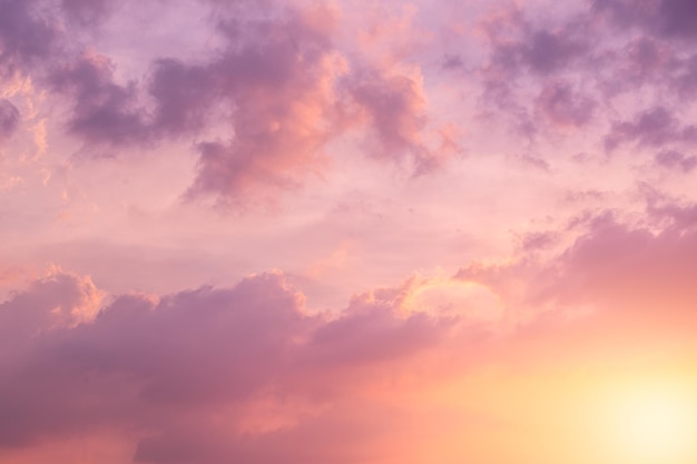 Schöne Skyline Sommersaison bunter lila Himmelwolkensonnenuntergang oder Morgensonnenaufgang guten Tag