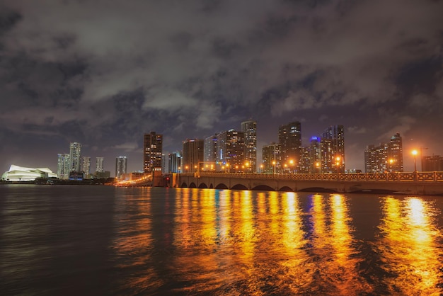 Schöne Skyline und Bucht der Stadt Miami mit Nachtwolken. Miami-Skyline