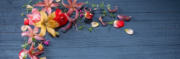 Schöne sommerblumen auf blauer holzwand