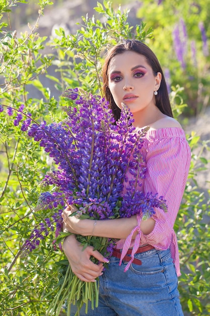 Foto schöne sommerfrau mit bunten blumen porträt