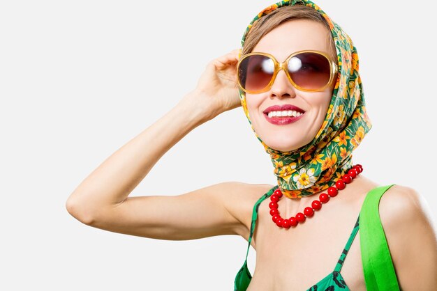 Schöne Sommerfrau mit Sonnenbrille, Kopftuch und Accessoires