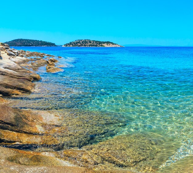 Schöne Sommerlandschaft der felsigen Küste der Ägäis, Sithonia (in der Nähe von Lagonisi-Strand), Chalkidiki, Griechenland.