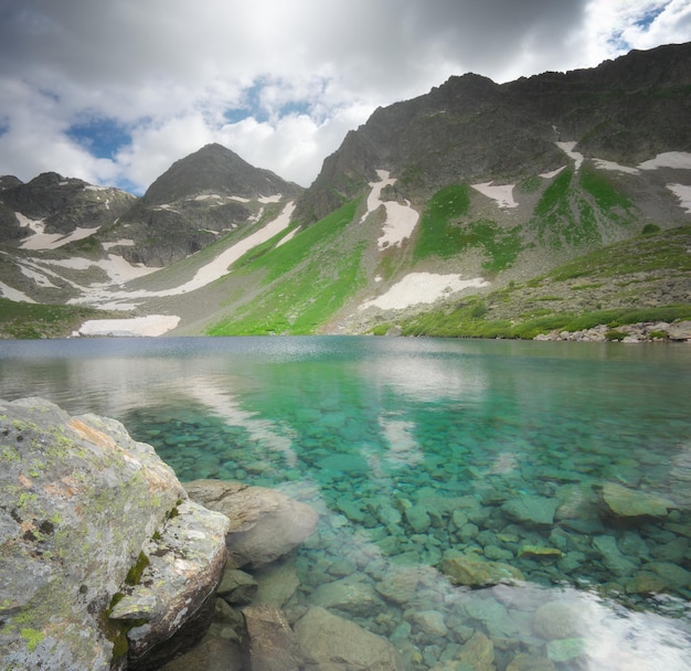 Schöne Sommerlandschaft des Kaukasus