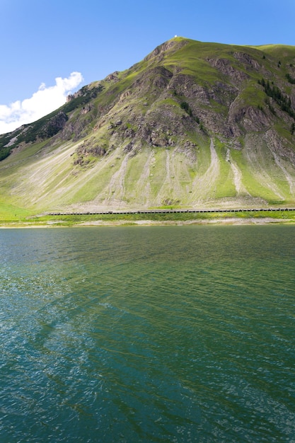 Schöne Sommerlandschaft mit Monte Motto und See Livigno Italien