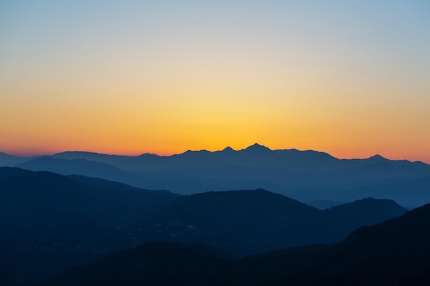 Schöne Sonnenaufgangszene in den Bergen