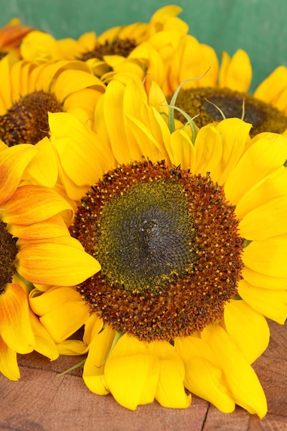 Schöne Sonnenblumen auf dem Tisch auf Holzuntergrund