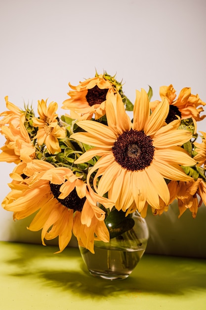 Schöne Sonnenblumen in einer Glasvase