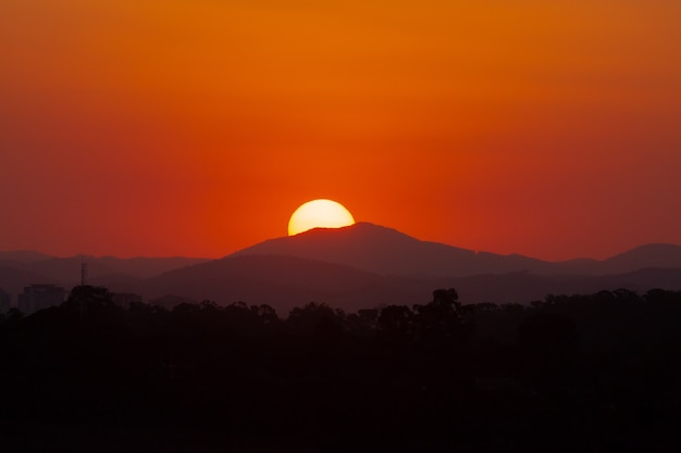 Schöne Sonnenuntergänge in den Bergen im Winter in Brasilien