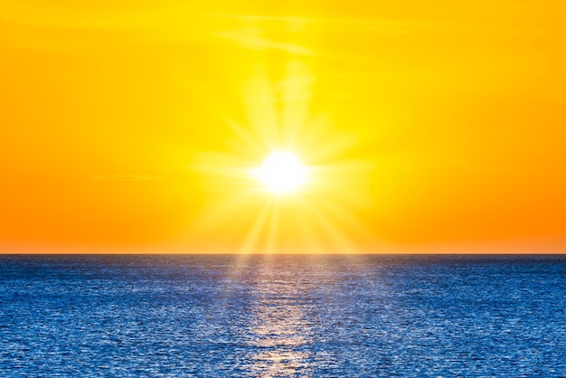 Schöne Sonnenuntergangseelandschaft mit blauem Meerwasser und Sonne auf gelbem klarem Himmel