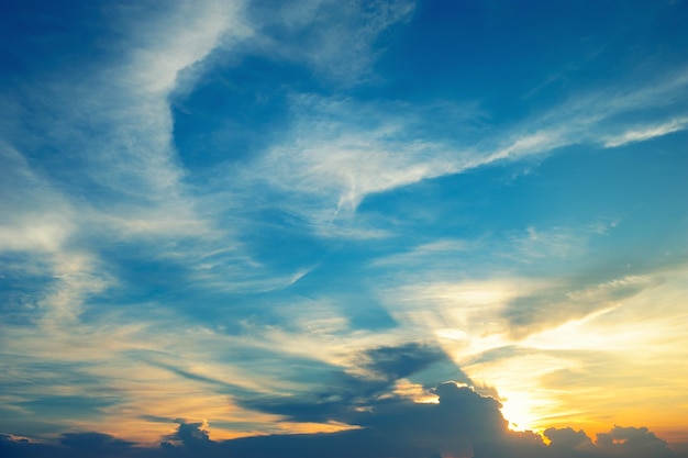 schöne sonnenuntergangshimmelsonne und wolkenlandschaft im dämmerungsnaturhintergrund