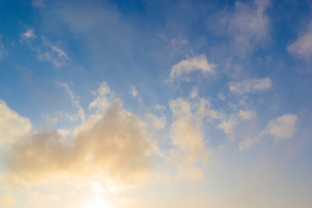 Schöne Sonnenuntergangswolken gegen blauen Himmel. Naturhimmelhintergründe.