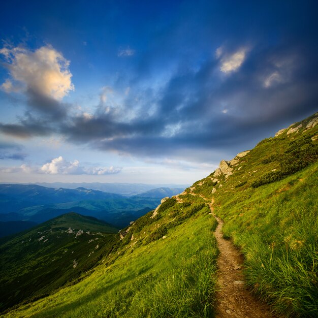 Schöne sonnige Berglandschaft