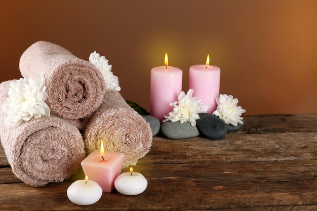 Schöne Spa-Komposition mit Chrysanthemen auf braunem Hintergrund
