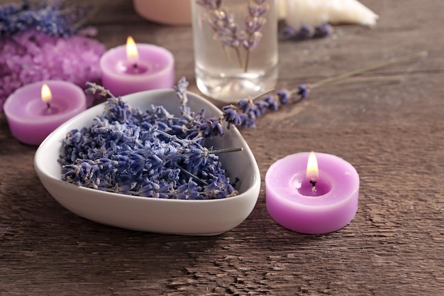 Schöne Spa-Komposition mit Lavendel auf Holztisch