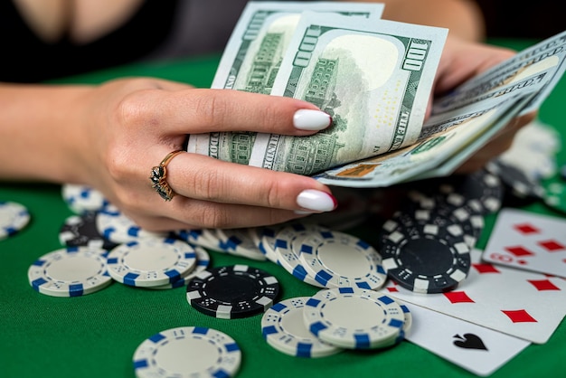 Schöne Spielerin zählt Chips für Geld und erhöht während des Pokerspiels im Casino