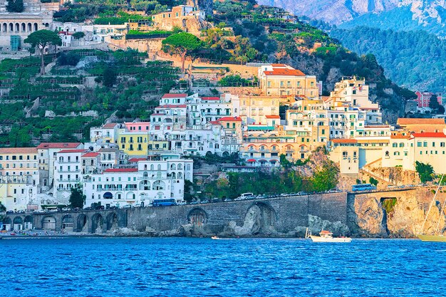 Schöne Stadt Amalfi im Tyrrhenischen Meer im Herbst, Amalfitana, Italien