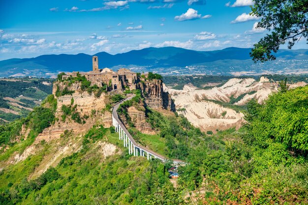 Schöne Stadt Civita di Bagnoregio in Italien auf einem Hintergrund des blauen Himmels