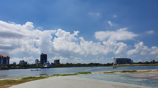 Schöne Stadt in der Nähe von Meer