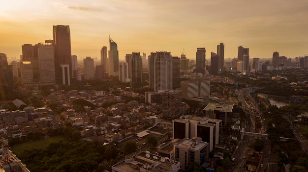 Schöne Stadtansicht von Jakarta beim Sonnenuntergang