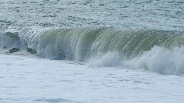 Schöne starke große Wellen mit Schaum während eines Sommersturms auf dem Meer schöne Meerwasser Spray Spritz