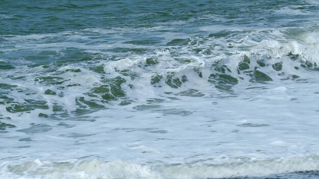 Schöne starke große Wellen mit Schaum während eines Sommersturms auf dem Meer schöne Meerwasser Spray Spritz