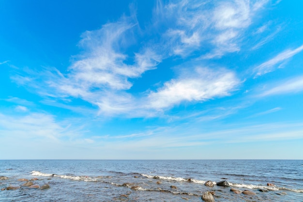 Schöne Steine auf dem See Landschaft der wilden Natur